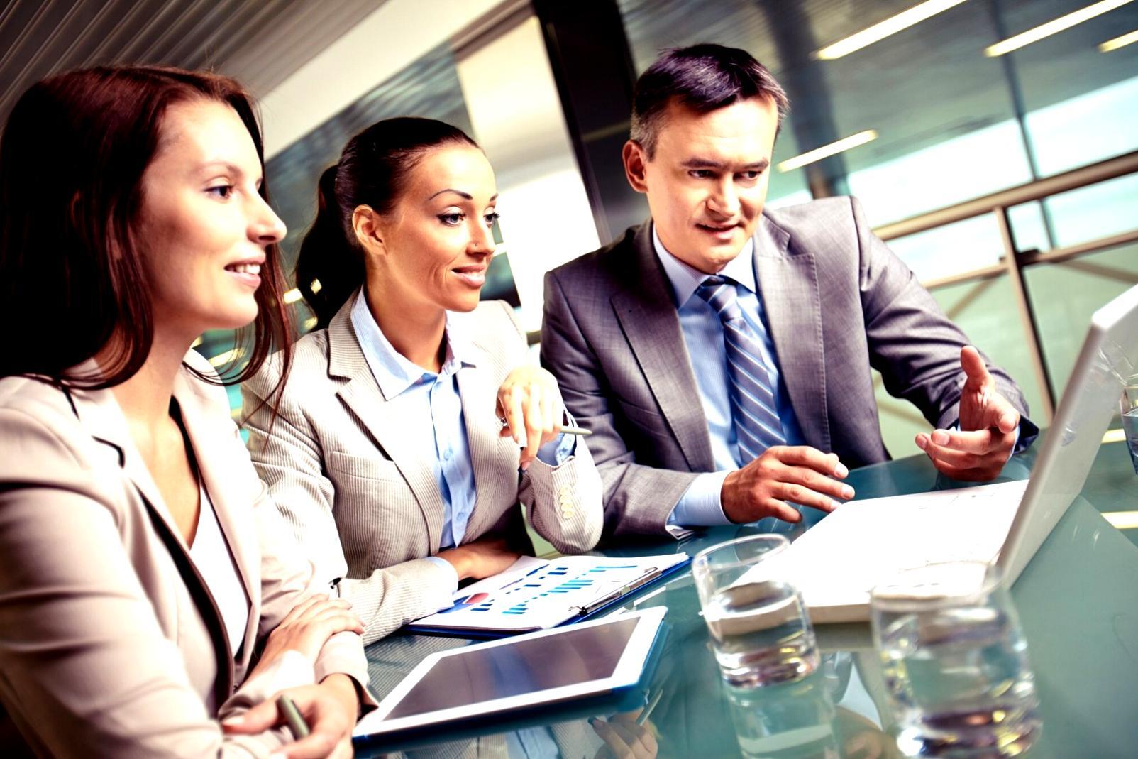 Participantes trabajando en análisis financieros en equipo durante un taller práctico